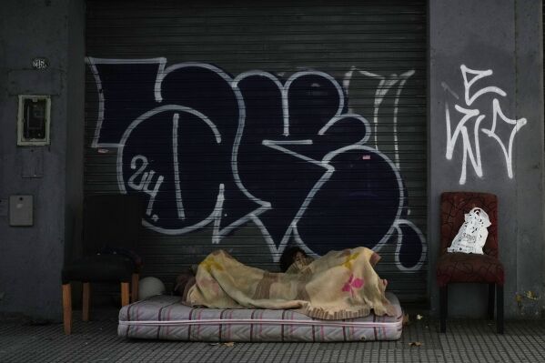 阿根廷报告称，在总统米莱的领导下，贫困人口有所下降，但许多人表示生活更加艰难