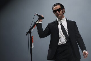 在马来西亚的一个音乐节上，马蒂·希利(Matty Healy)亲吻了一名乐队成员，乐队因此被起诉