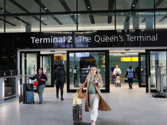 英国下令调查希思罗机场火灾后关闭事件
